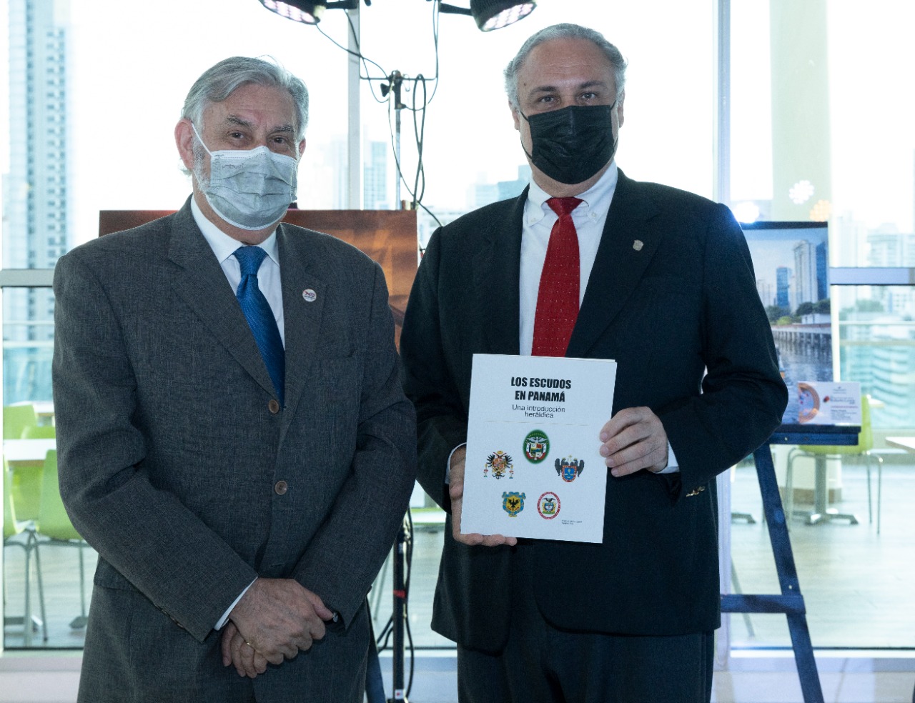 los-escudos-de-panama-libro-que-apoya-la-identidad-de-nuestros-simbolos-patrios-recibidos